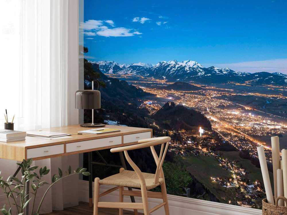 Vision nocturne sur la ville de la vallée alpine