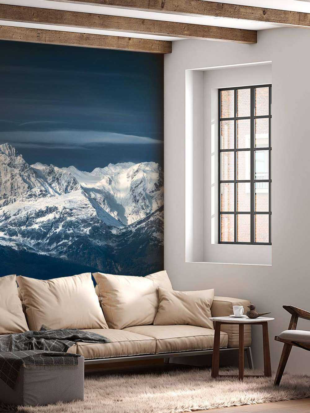 Les sommets bleu glace dans le silence