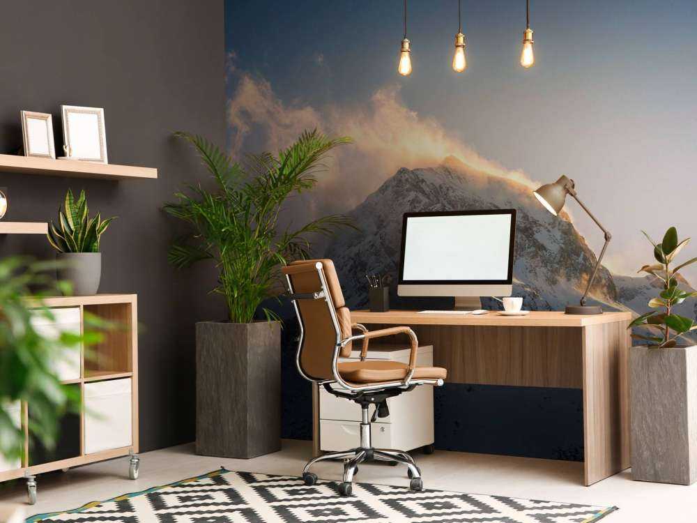 Sommet de montagne dans l'éclat du matin enflammé.