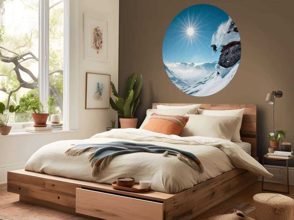 Saut libre dans un paysage enneigé baigné de soleil