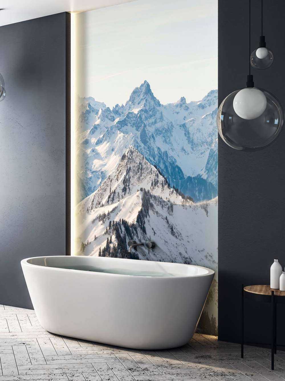 Winterkam avec des sommets alpins sous la lumière du soleil