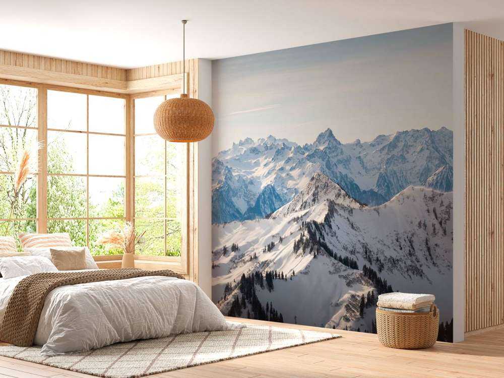 Chaîne de montagnes hivernales avec des crêtes de sapins enneigées