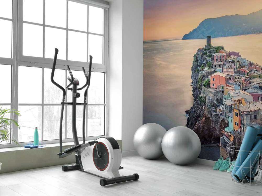 Coucher de soleil au-dessus des rochers côtiers colorés.