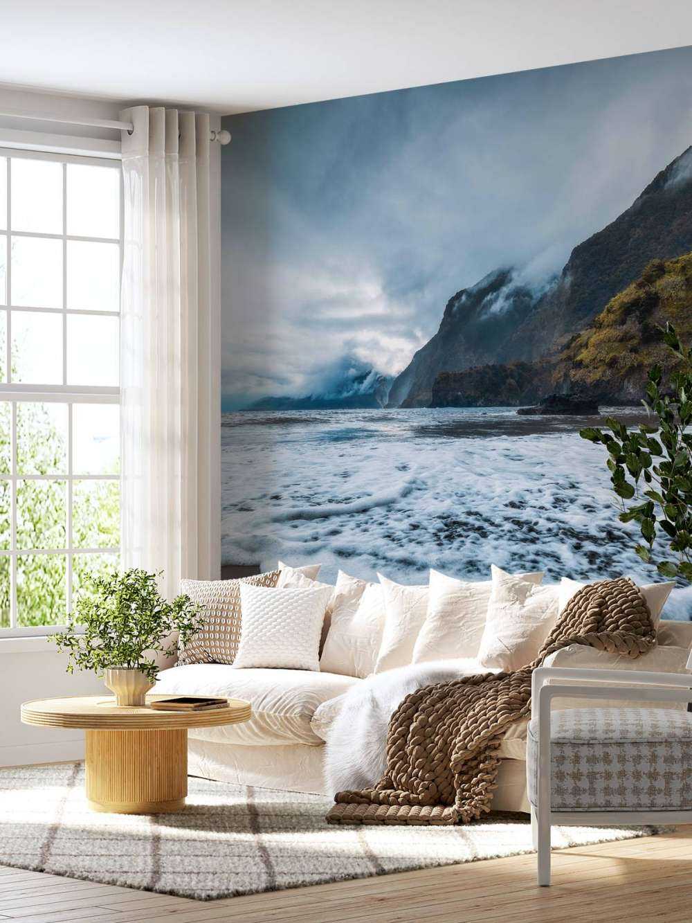 Côte dramatique avec des falaises brumeuses