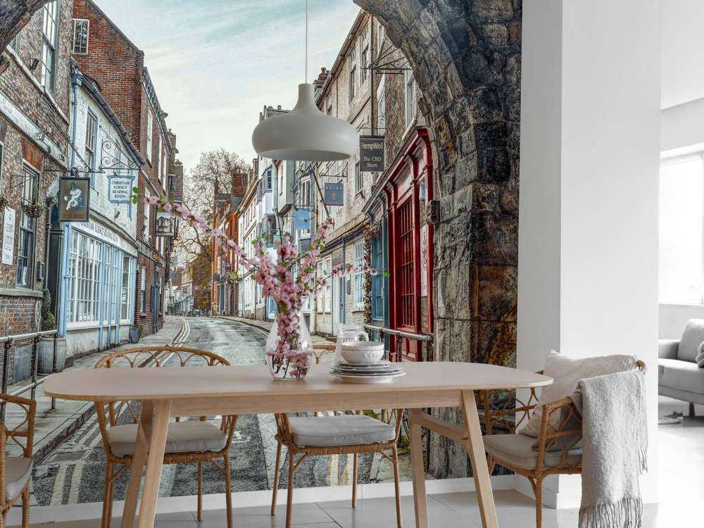 Rue historique sous une porte en pierre