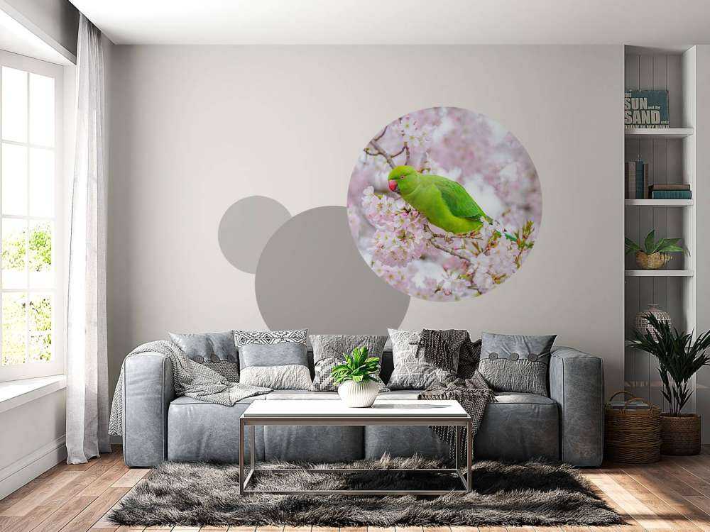 Perroquet vert parmi les fleurs