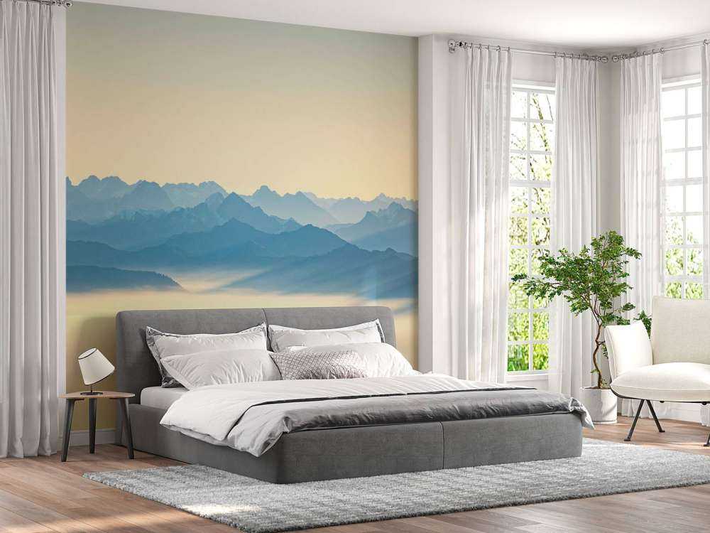 Sommet bleu-gris dans la lumière du matin