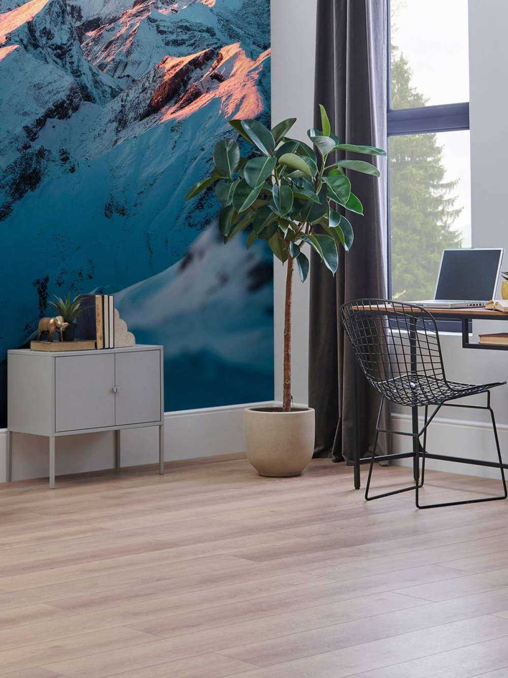 Montagnes de neige sous un ciel du matin rose