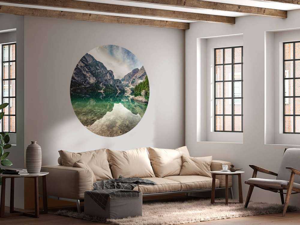 Lac de montagne émeraude avec des parois rocheuses