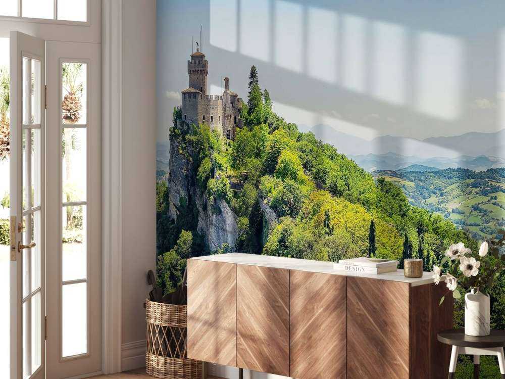 Château de montagne au-dessus des collines verdoyantes.