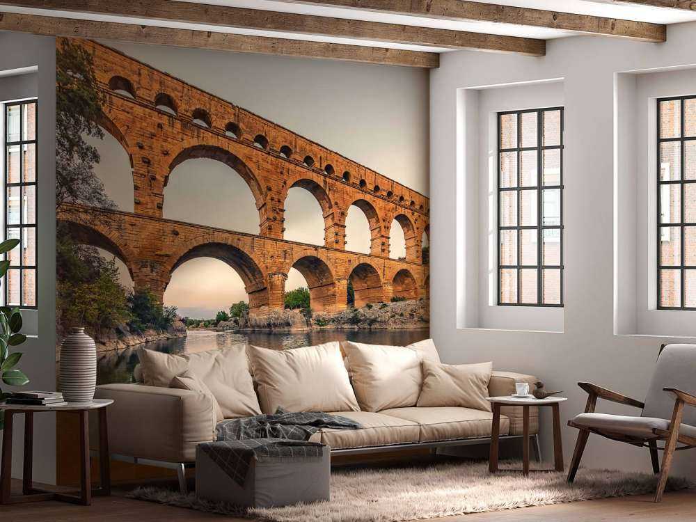 Arches de pierre au-dessus d'une rivière calme