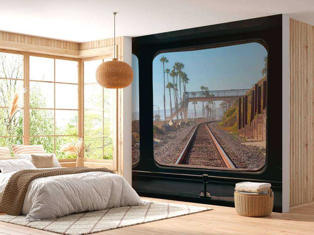 Ligne de chemin de fer le long de la côte des palmiers