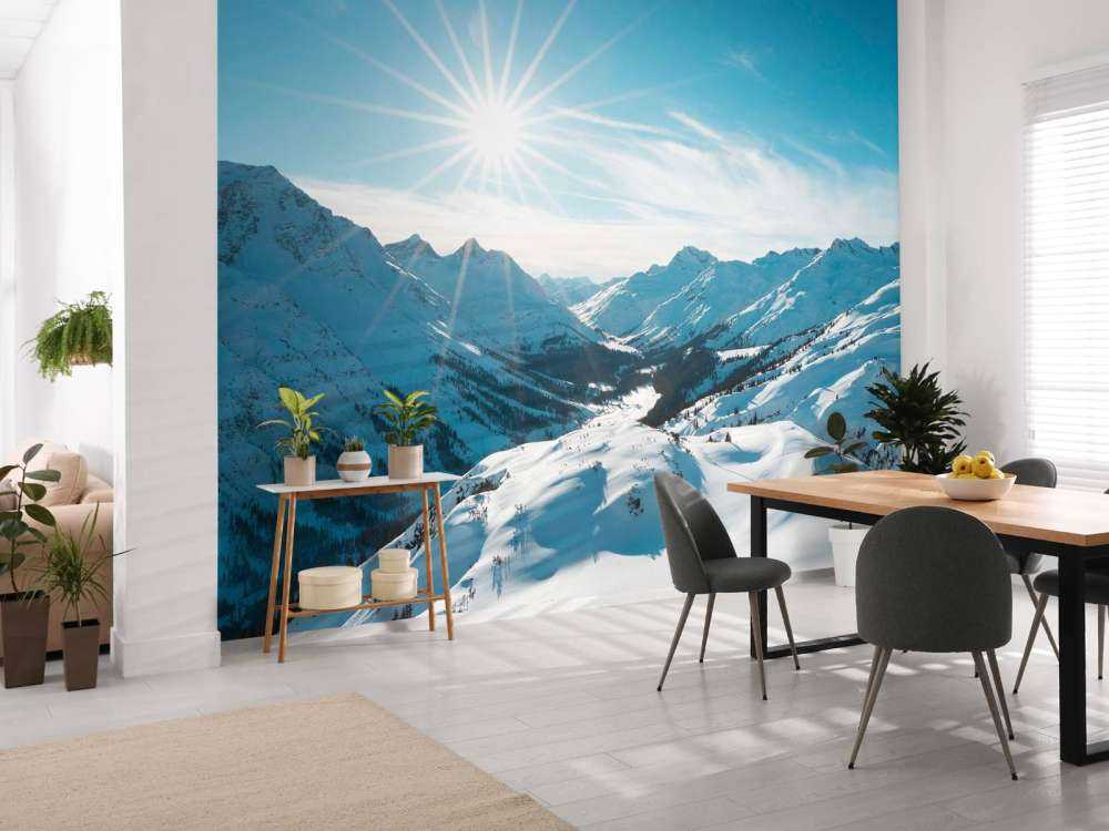 Soleil d'hiver clair au-dessus de la vallée alpine