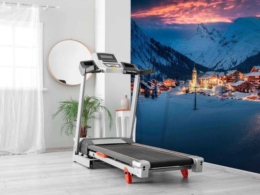 Lumière du soir sur un village de montagne enneigé