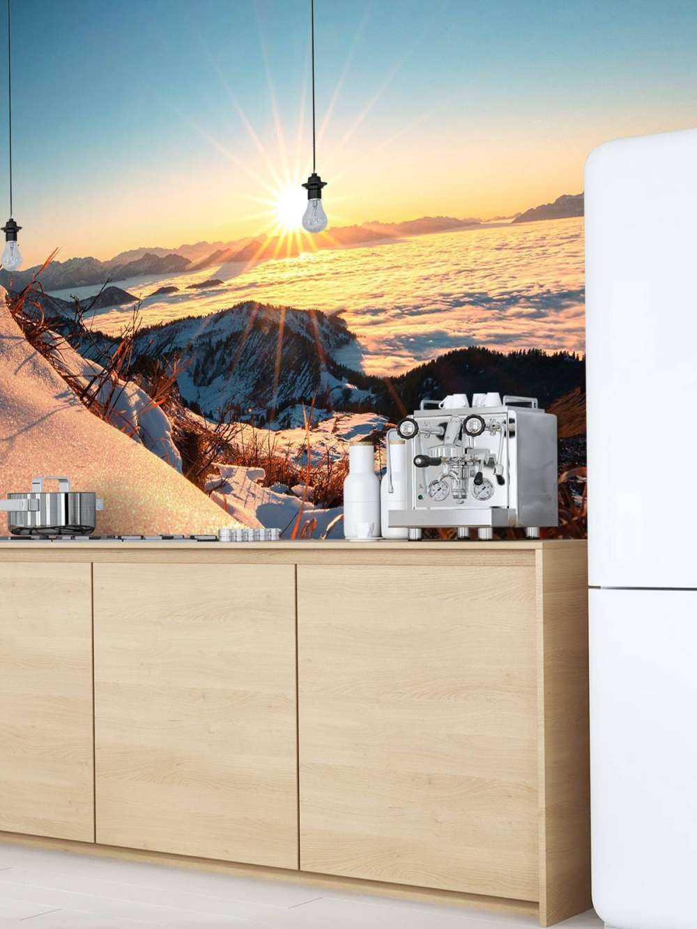 Lumière du soleil sur une pente alpine enneigée.