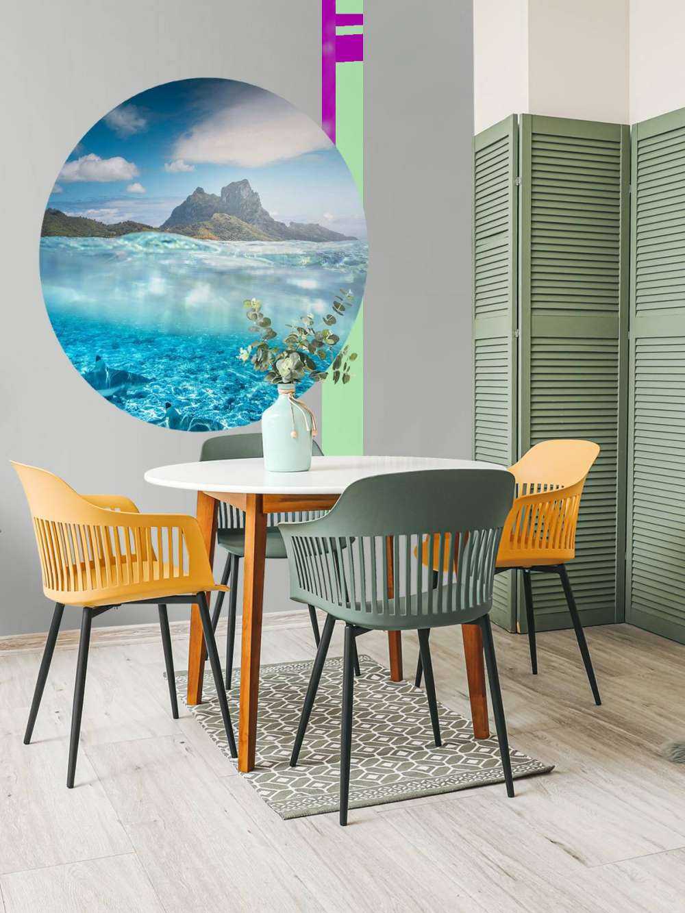 Requins de récif dans la lagune turquoise.