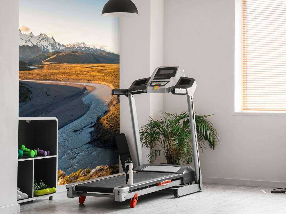 Paysage de montagne avec une rivière sinueuse dans la lumière du matin.