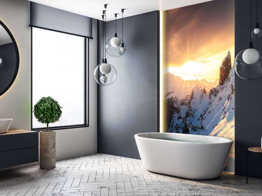 Soleil du soir derrière les sommets enneigés