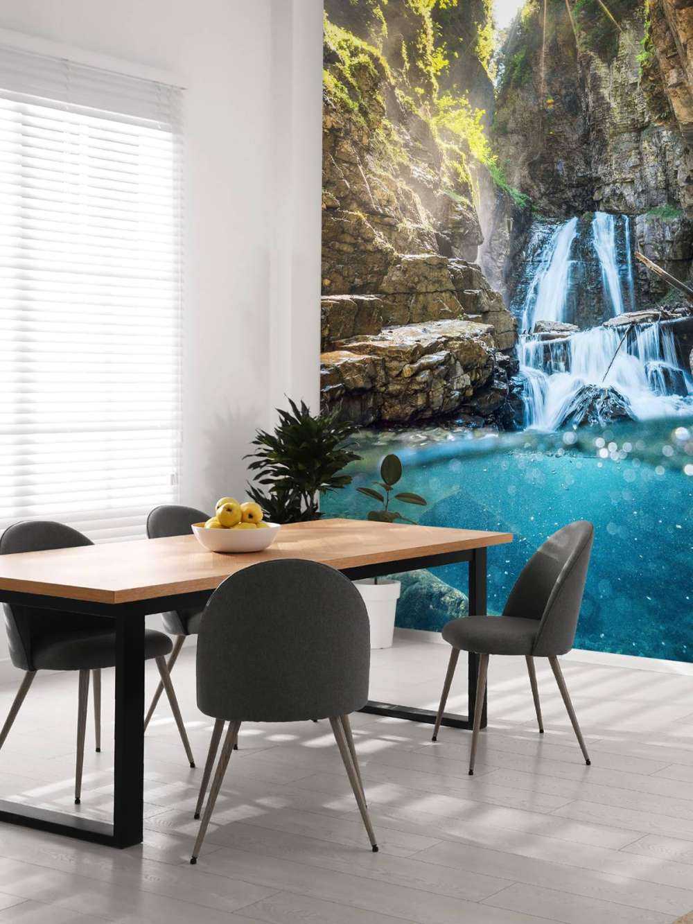 Lumière du soleil sur la cascade de montagne