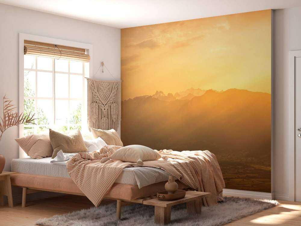 Lumière dorée du soleil sur la vallée de montagne