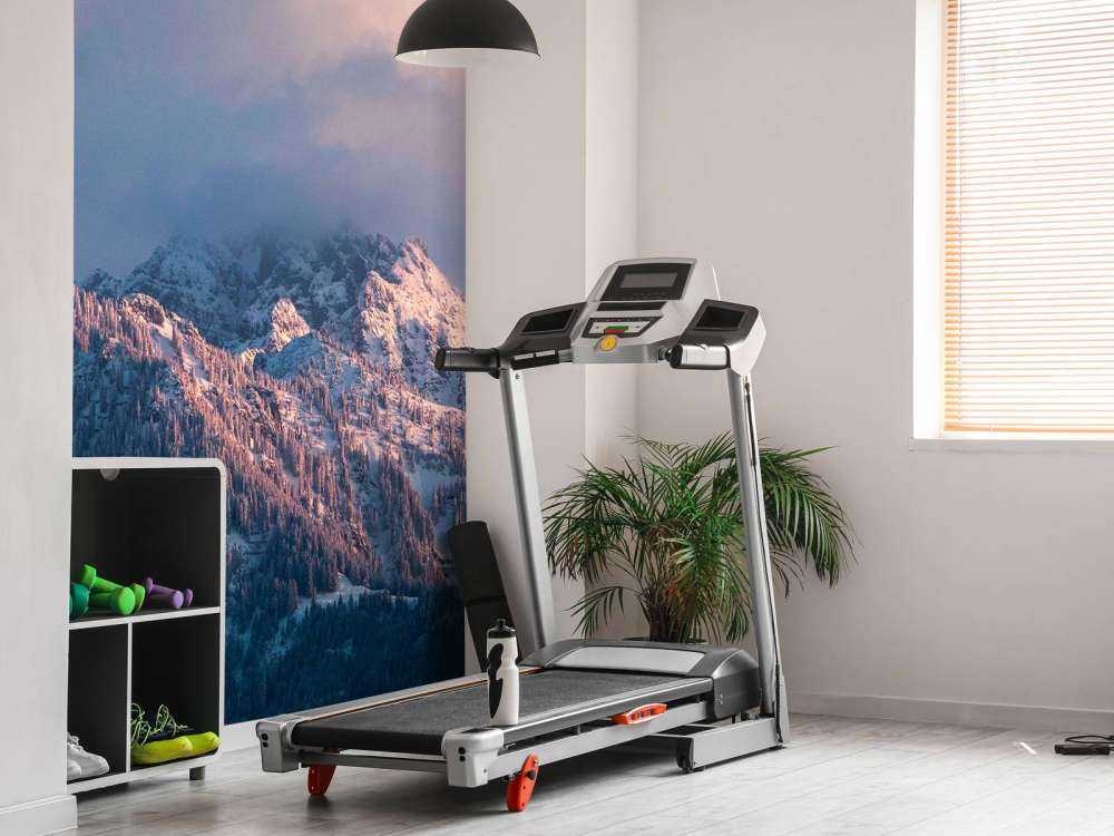 Lumière d'hiver rose sur les sommets des montagnes