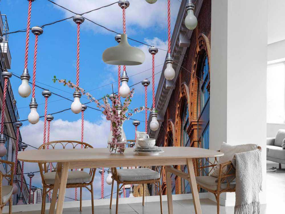 Ampoules lumineuses suspendues le long des bâtiments pour les décorations de Noël, Londres.