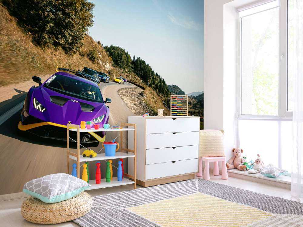 Convoi de supercars à travers les montagnes