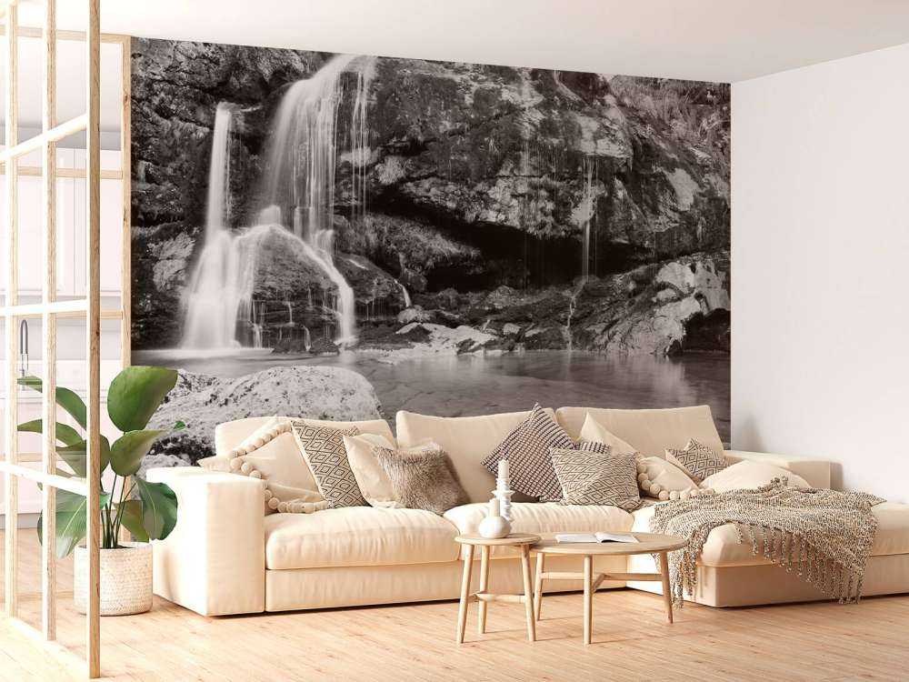 Chute d'eau au-dessus d'un mur de pierre