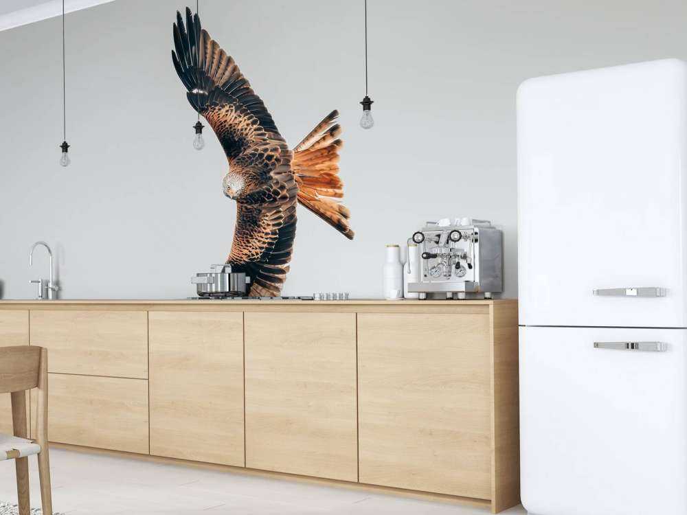 Cerf-volant rouge aux ailes déployées