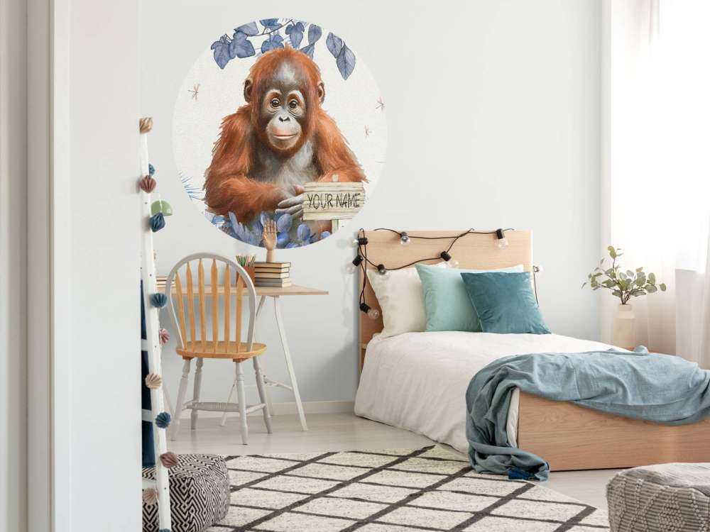 Jeune orang-outan dans la jungle bleue