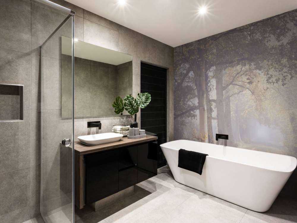 Route brumeuse avec des arbres