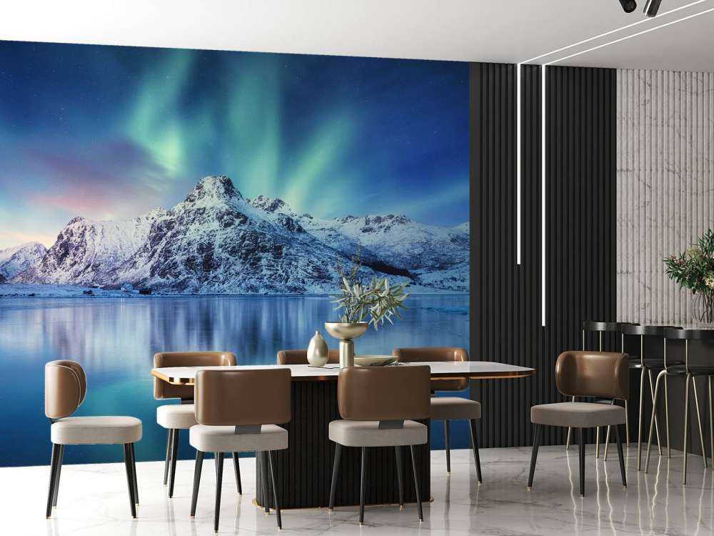 Des aurores boréales au-dessus d'un océan et de montagnes gelés