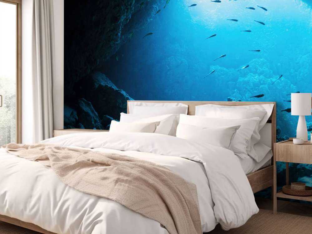 Grotte sous-marine avec des poissons