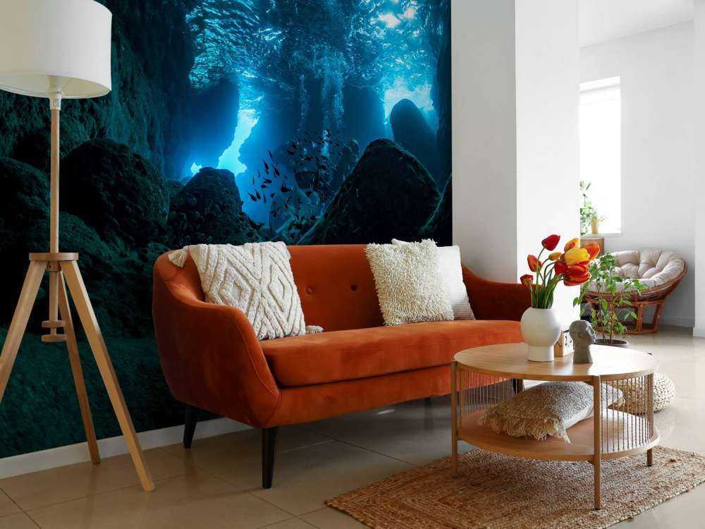 Rayons de soleil dans une grotte sous-marine