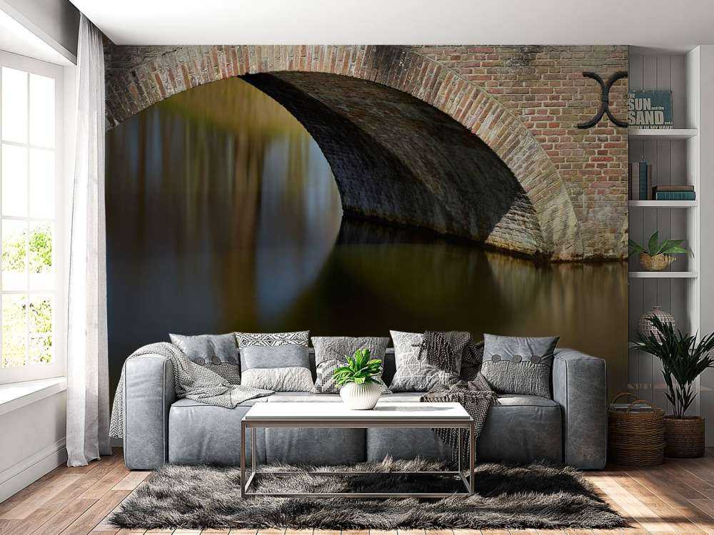 Vieux pont en arc vers le château