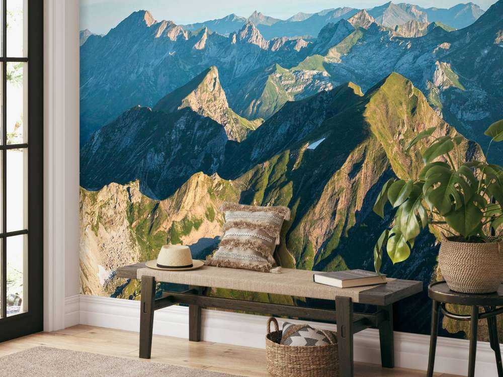 Lueur estivale sur la crête de la montagne.