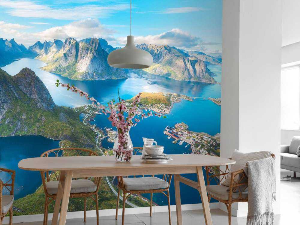 Village de montagne et fjord sous la lumière du soleil