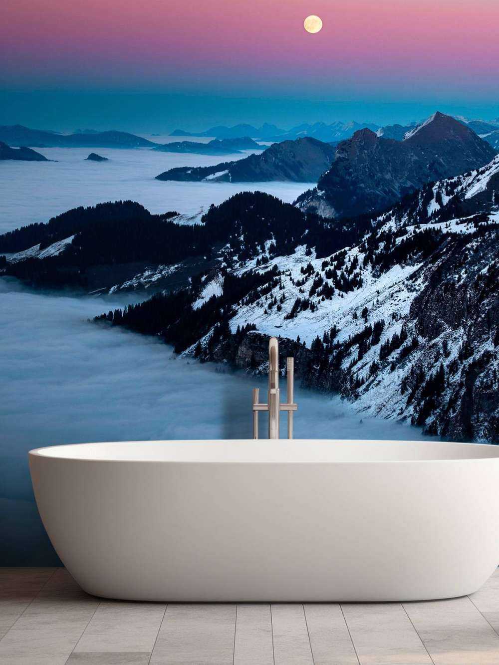 Lumière de lune sur les montagnes enneigées