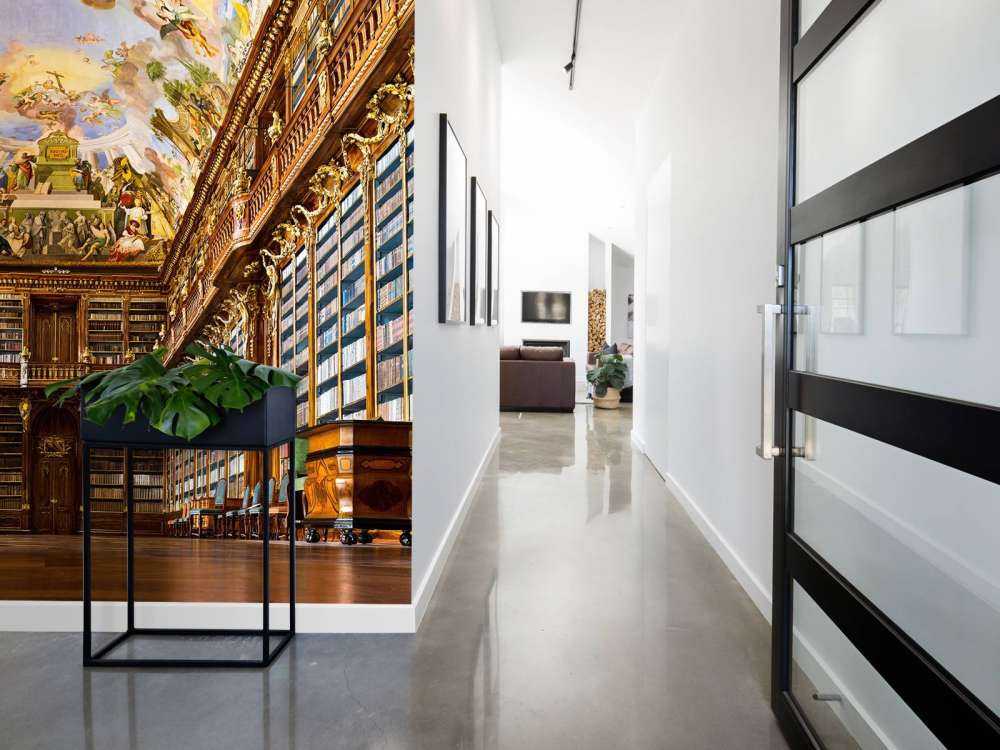 Bibliothèque historique en bois chaud
