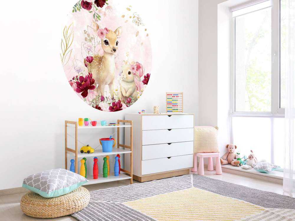 Hertje et lapin dans la splendeur des fleurs