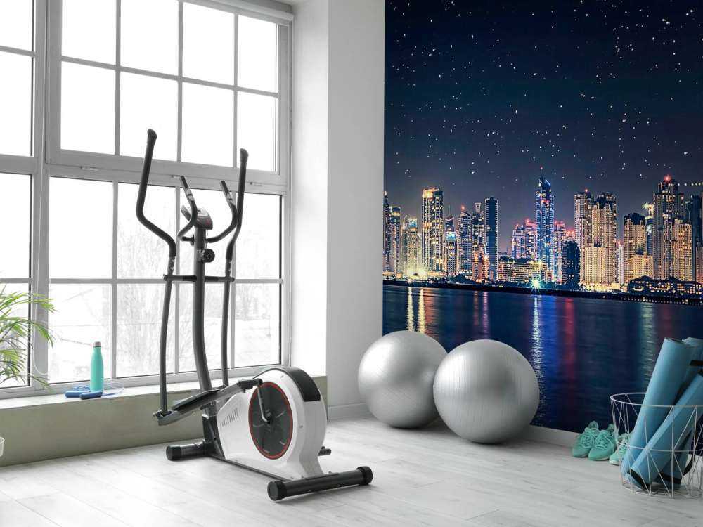 Lumière lunaire sur l'horizon urbain scintillant.