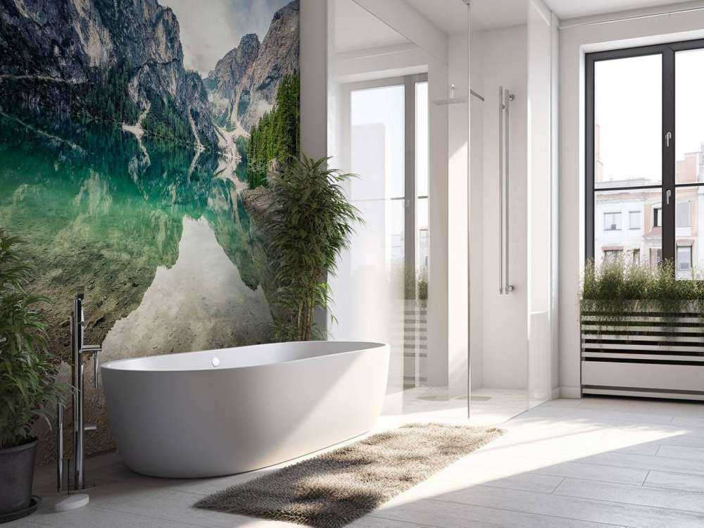 Lac de montagne émeraude avec des parois rocheuses