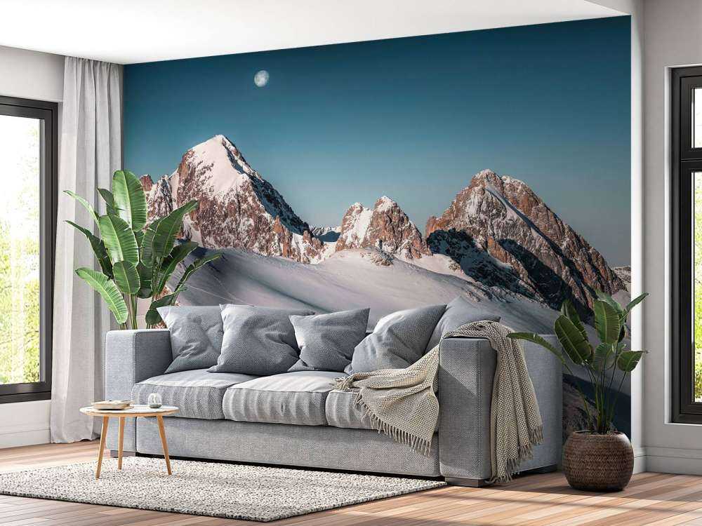 Lumière de lune sur les sommets enneigés des Alpes