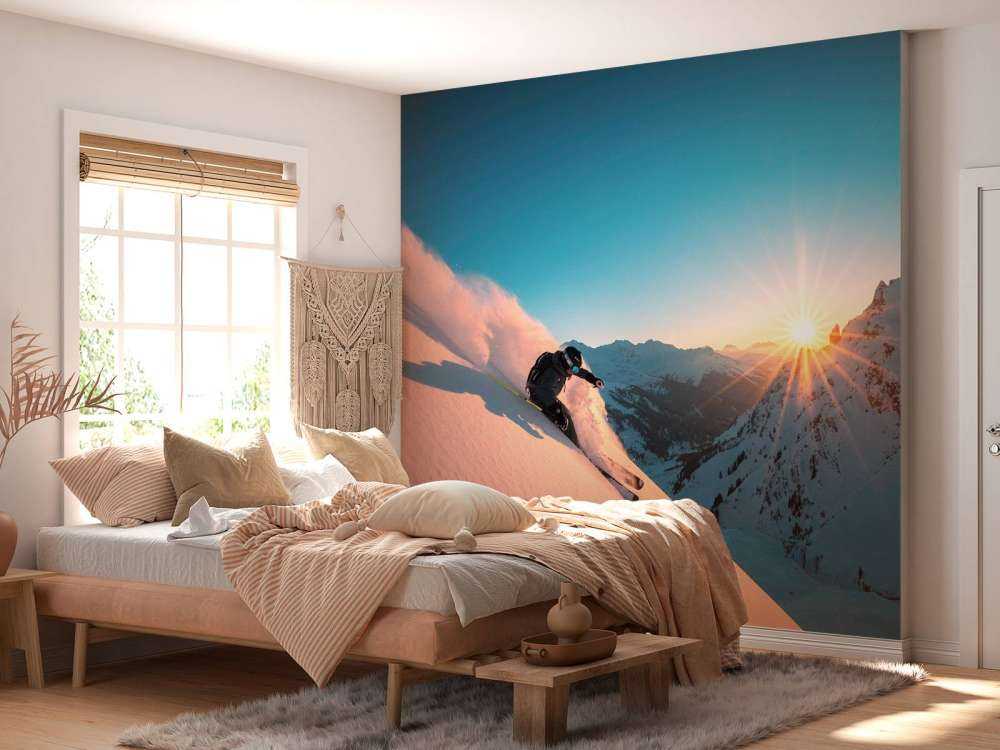 Descente enneigée au coucher du soleil enflammé.