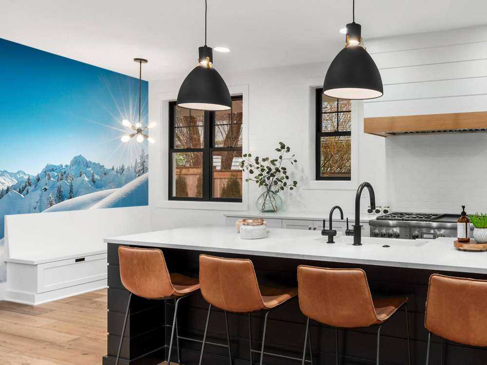 Lumière du soleil sur des collines enneigées scintillantes.