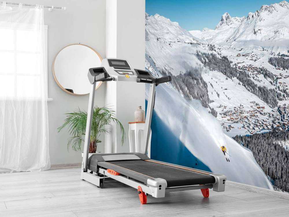 Descente au-dessus du village alpin dans la neige.