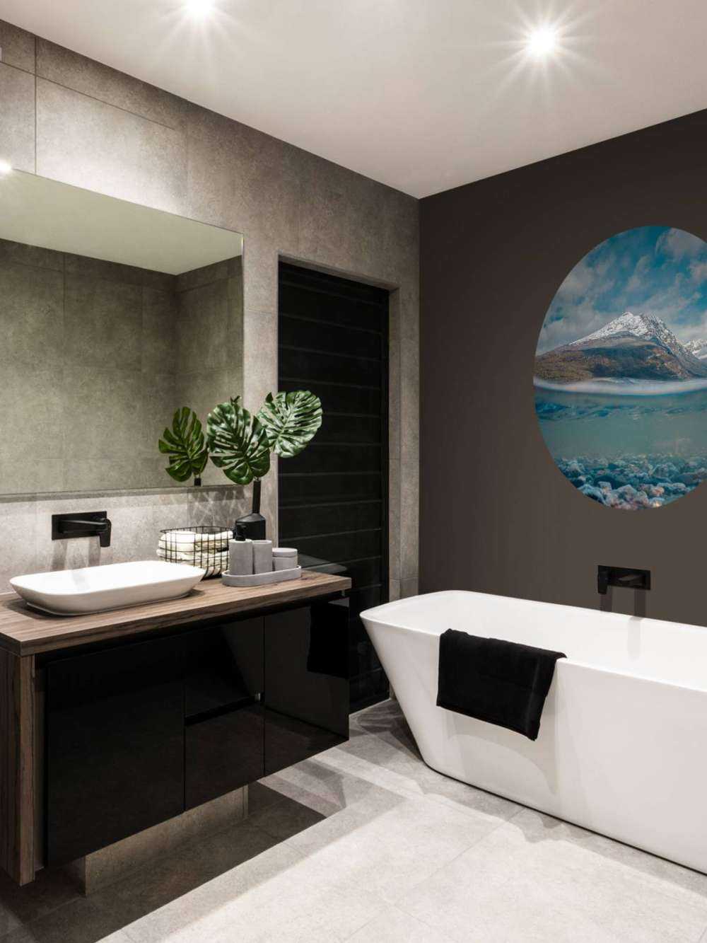 Vue sur la montagne à travers une eau de glacier claire