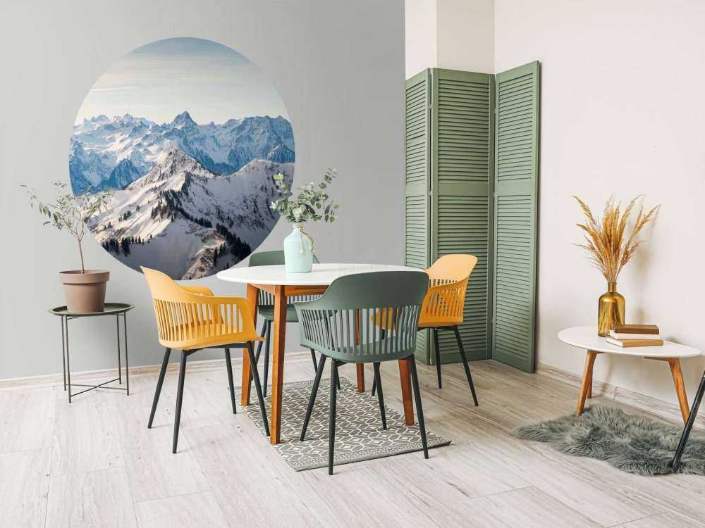 Chaîne de montagnes hivernales avec des crêtes de sapins enneigées