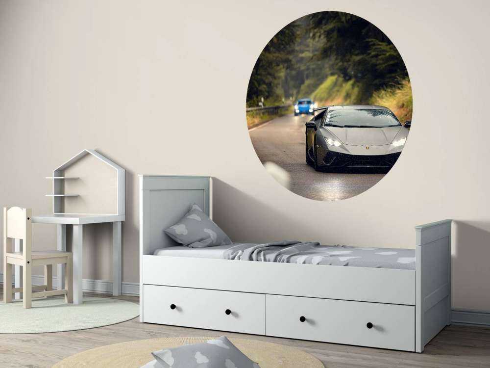 Lamborghini gris mat dans la nature