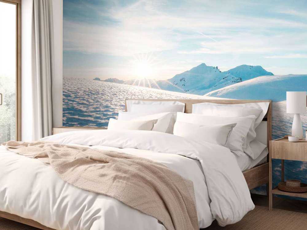 Soleil du matin sur des étendues de neige scintillante